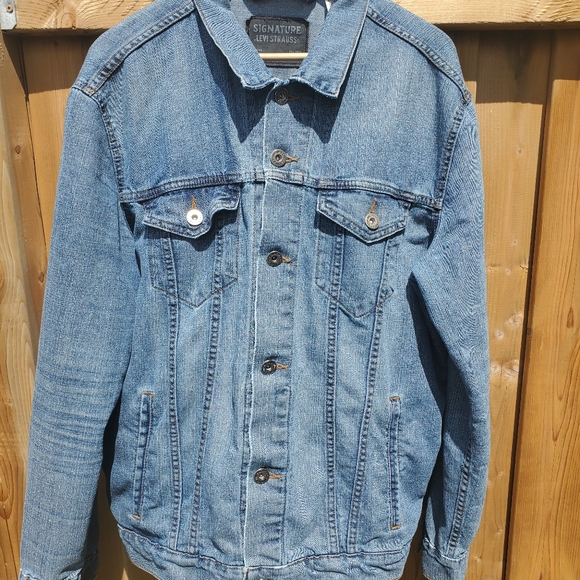 Levi's jean jacket with screen printed back. - Picture 3 of 4